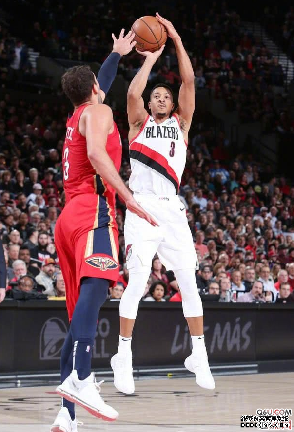 Appreciation of the physical details of CJ McCollum's exclusive Air Raid 5 Christmas PE. Which personal PEs are worn by CJ this season