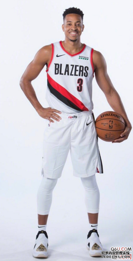 Appreciation of the physical details of CJ McCollum's exclusive Air Raid 5 Christmas PE. What are the personal PEs available for CJ this season