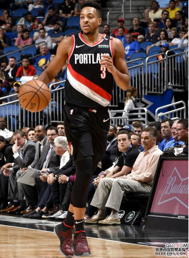 Appreciation of the physical details of CJ McCollum's exclusive Air Raid 5 Christmas PE. What are the personal PEs worn by CJ this season