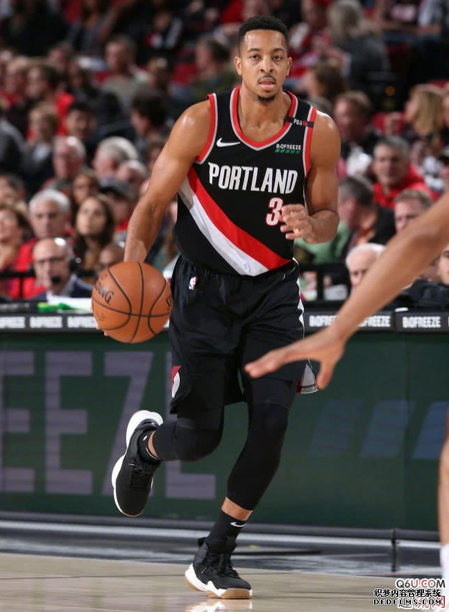 CJ McCollum's exclusive Air Raid 5 Christmas PE physical details appreciation What are the personal PEs that CJ has used this season