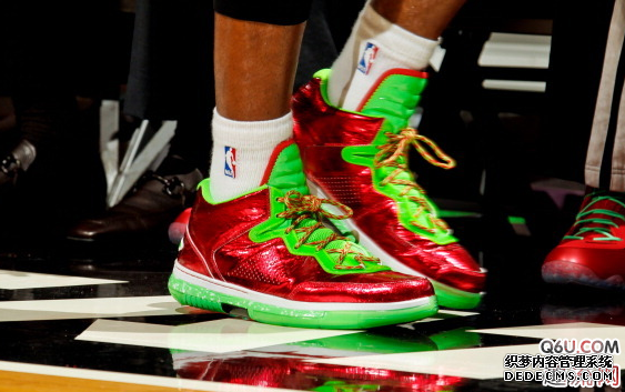 Wade's Way 7 does not have a Christmas color scheme. An inventory of Wade's Way Christmas shoes that Wade wore in previous Christmas games