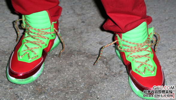 Wade's Way 7 does not have a Christmas color scheme Inventory of the Wade Way Christmas Series Shoes worn by Wade in previous Christmas games