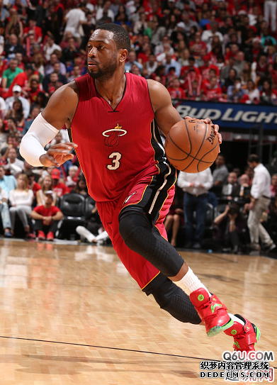Wade's Way 7 does not have a Christmas color scheme Inventory of the Wade Way Christmas Series Shoes worn by Wade in previous Christmas games