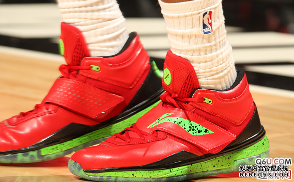 Wade's Way 7 does not have a Christmas color scheme An inventory of the Wade Way Christmas series of shoes worn by Wade in previous Christmas games