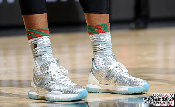 Wade's Way 7 does not have a Christmas color scheme An inventory of the Wade Way Christmas series of shoes that Wade wore in previous Christmas games