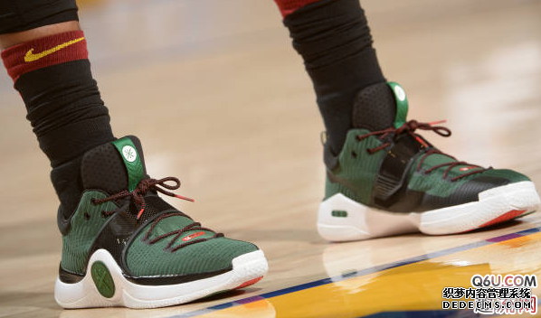 Wade's Way 7 does not have a Christmas color scheme. An inventory of Wade's Way Christmas series of shoes worn by Wade in previous Christmas games