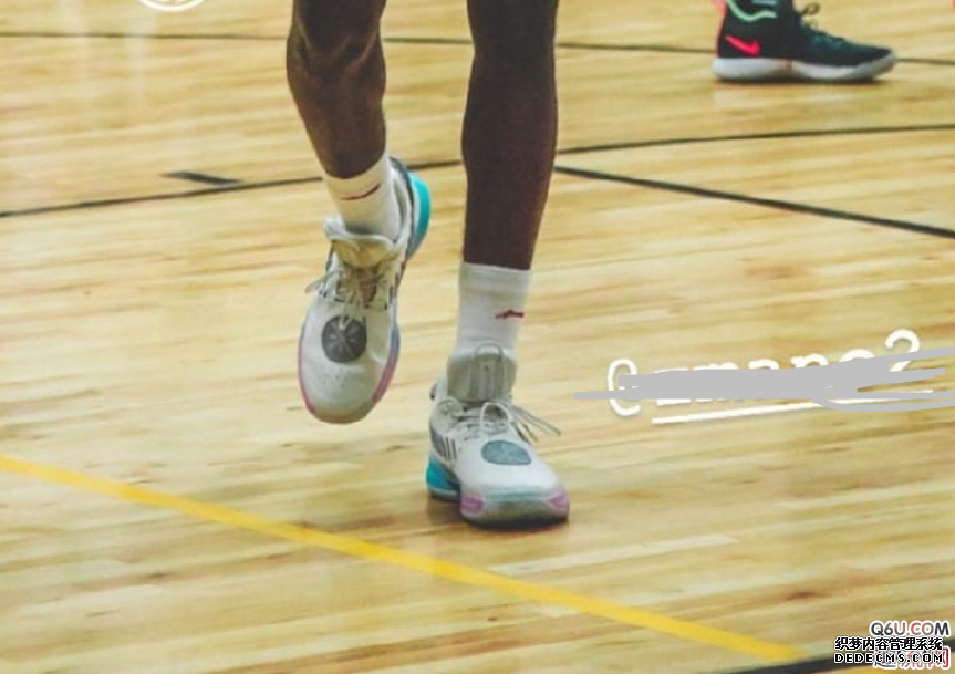 Wade wears Wade's Way 7 blue and pink gradient marshmallow color. Wade's Way 7 marshmallow color release information