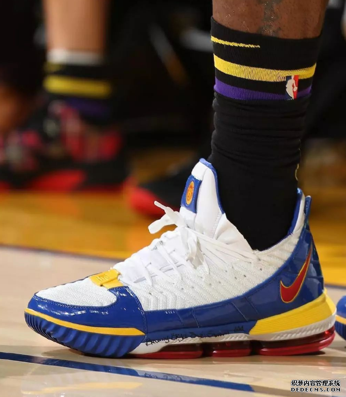 2018 Christmas War LeBron James lbj16 Superman color scheme. Inventory of the most beautiful shoes in the Christmas War
