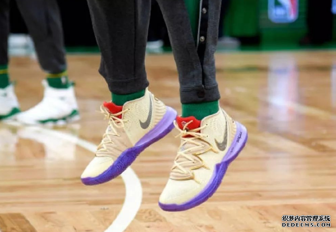 2018 Christmas War LeBron James's lbj16 Superman color matching. Inventory of super-good-looking shoes in the Christmas War