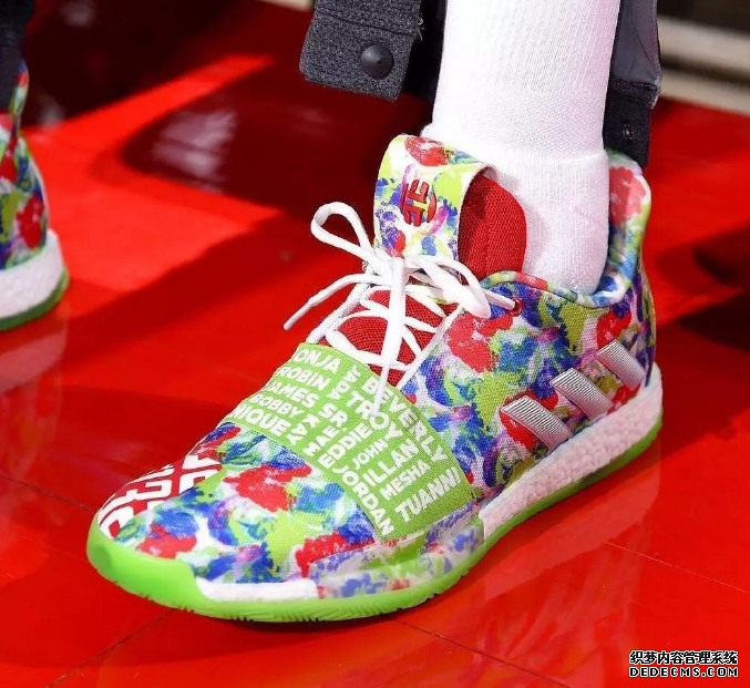 The lbj16 Superman color scheme worn by LeBron James in the 2018 Christmas game. Inventory of high-looking shoes in the Christmas game