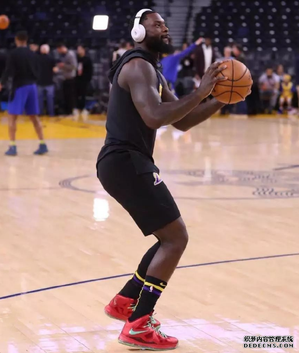 2018 Christmas War LeBron James's lbj16 Superman color matching. Inventory of the high-looking shoes in the Christmas War