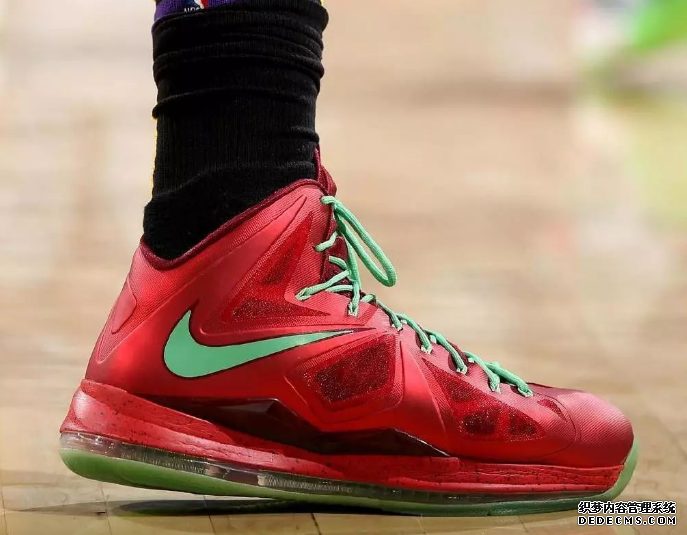 2018 Christmas War LeBron James' lbj16 Superman color matching. Inventory of high-looking shoes in the Christmas War