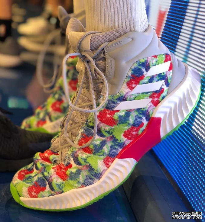 2018 Christmas War LeBron James's lbj16 Superman Color Matching Inventory of High-Looking Shoes in the Christmas War