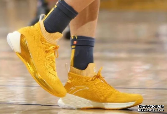2018 Christmas War, LeBron James wears lbj16 Superman color scheme. Inventory of high-looking shoes in Christmas War