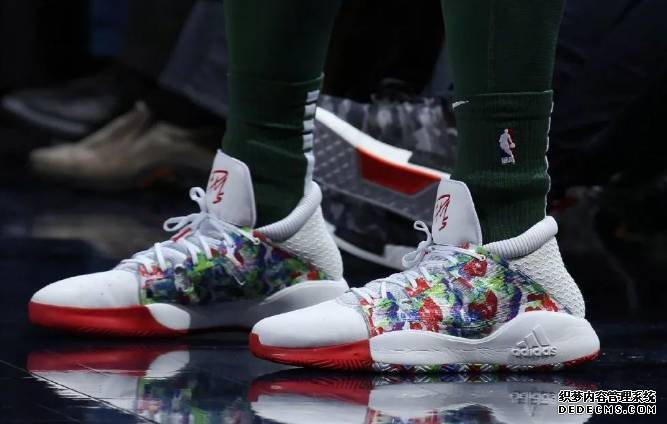 2018 Christmas War LeBron James's lbj16 Superman color matching. Inventory of high-looking shoes in the Christmas War