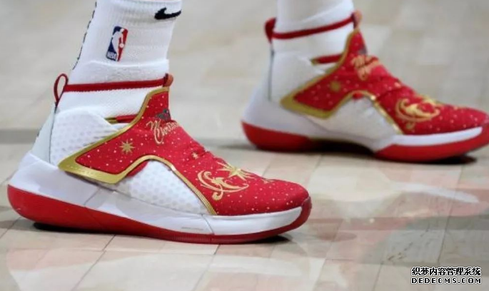 2018 Christmas War LeBron James' lbj16 Superman color matching Christmas War shoes inventory of super good-looking shoes