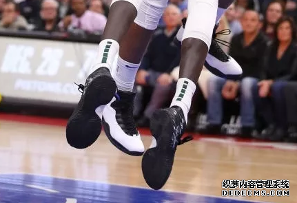 What sneakers Curry wore in the NBA on December 18, a list of sneakers worn by NBA stars on December 18