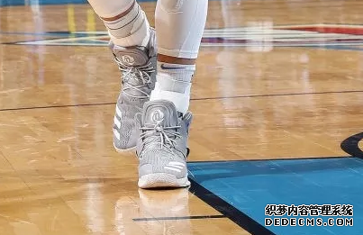 What sneakers Curry wore on NBA December 18 List of sneakers worn by NBA stars on December 18