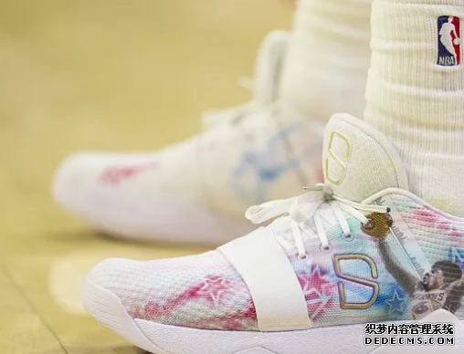 What sneakers are worn by NBA stars on December 13th? An inventory of sneakers worn by NBA stars on December 13th