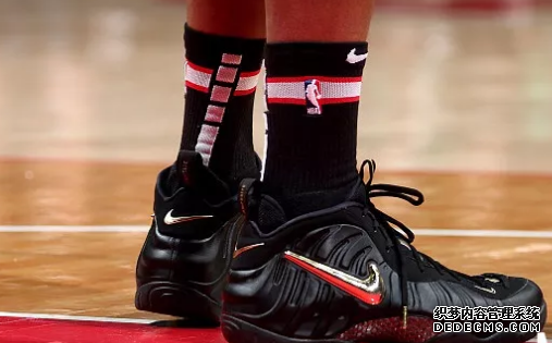 What sneakers are worn by NBA stars on December 13th Inventory of sneakers worn by NBA stars on December 13