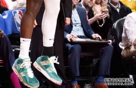 What sneakers are worn by NBA stars on December 14th? List of sneakers worn by NBA stars on December 14th