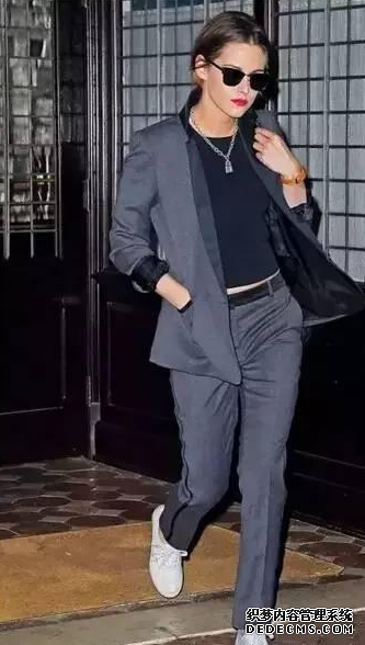 How to match trousers + sneakers to look good? Tips for matching trousers + sneakers