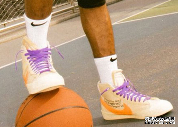 When will OFF-WHITE x Blazer Mid be released for Halloween? OFF-WHITE x Blazer Mid Halloween foot picture