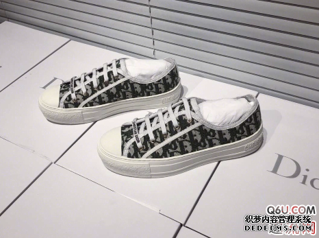 Are Dior's letter-embroidered canvas shoes in one size? How do the 2019 dior celebrity canvas shoes look on?</p><h3>Do the Dior letter embroidered canvas shoes run in sizes?</h3><p>A half size to one size larger</p><p>It feels like they can be worn. I bought the right size, because although the shoes are made of canvas, the inside is made of leather, which makes them a little harder, and the laces are more troublesome. Buying a larger size is easier to wear and you can step in with one foot. And I didn’t wear socks when I tried them on. These shoes can be worn all year round, so I’d better leave some room for socks. The shoelaces will not fall out of place after being tightened. </p><p>I usually wear size 36 shoes, but these Dior canvas shoes are size 35. The shoes are a little bit stiff, but they still feel good when I step on them. This pair of shoes can be said to be very versatile. They look great with jeans or dresses. It is recommended to buy it~</p><p><img src=