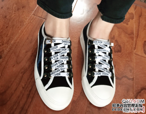 Are the Dior letter embroidered canvas shoes in one size? How about the 2019 dior celebrity canvas shoes? </p><p>Inner: imported water-dyed calfskin</p><p>Outsole: one-piece five-pointed star outsole</p><p>This high-elastic design makes the foot comfortable. It is recommended that you wear socks, otherwise your feet will be a little scratched, and you will not feel this way after wearing them. </p><p><img src=