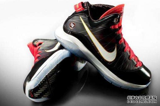 Why are the soles of basketball shoes hard? What material is better for the soles
