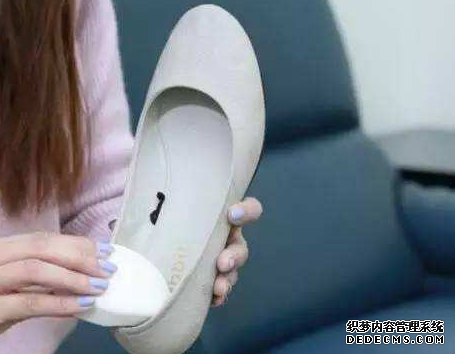 What to do if your new shoes rub your heels. What to do if your new shoes rub your heels