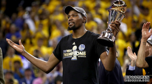 Durant becomes the second youngest player in history to score 20,000 points. Can Durant catch up with James in career scoring