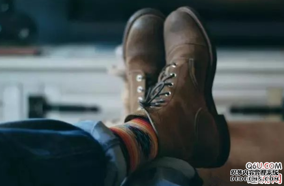 How do boys wear boots that look good in winter? How should young boys wear boots that look good How do boys look good wearing boots in winter? How should young boys wear boots?</p><p>First of all, the easiest to wear is Martin boots. In terms of matching, Martin boots can be said to be a super versatile style. When it comes to boys’ boots, Martin boots must be the most popular. </p><p>He can wear a pair of sexy socks for a street style, or he can tuck his pants into his boots to create a neat look. Of course, he can also roll up his trousers for a casual style! </p><p><img src=