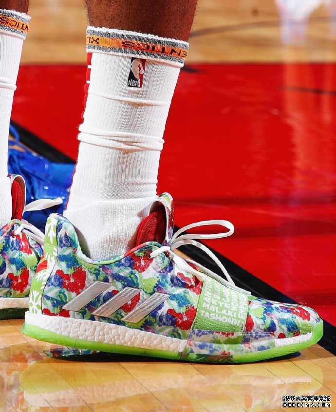 Curry 6 Grinch steals Christmas and the customized colors are exposed. What good-looking colors are worn by the stars in the Christmas game Curry 6. The Grinch steals Christmas and the customized colors are exposed. What good-looking colors are worn by the stars in the Christmas game